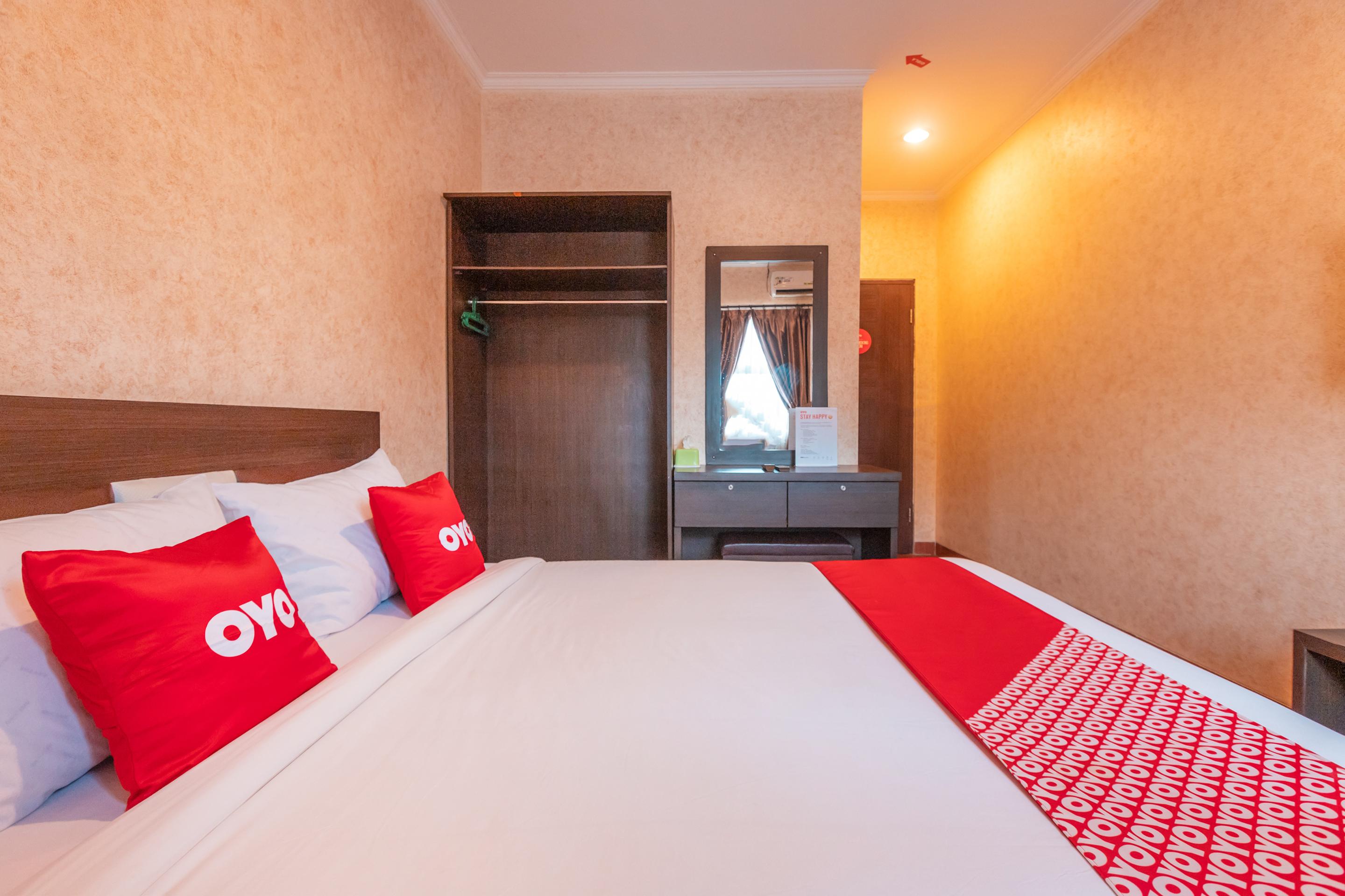 Vaccinated Staff - Oyo Flagship 2131 Hotel Binong Tangerang Exterior photo