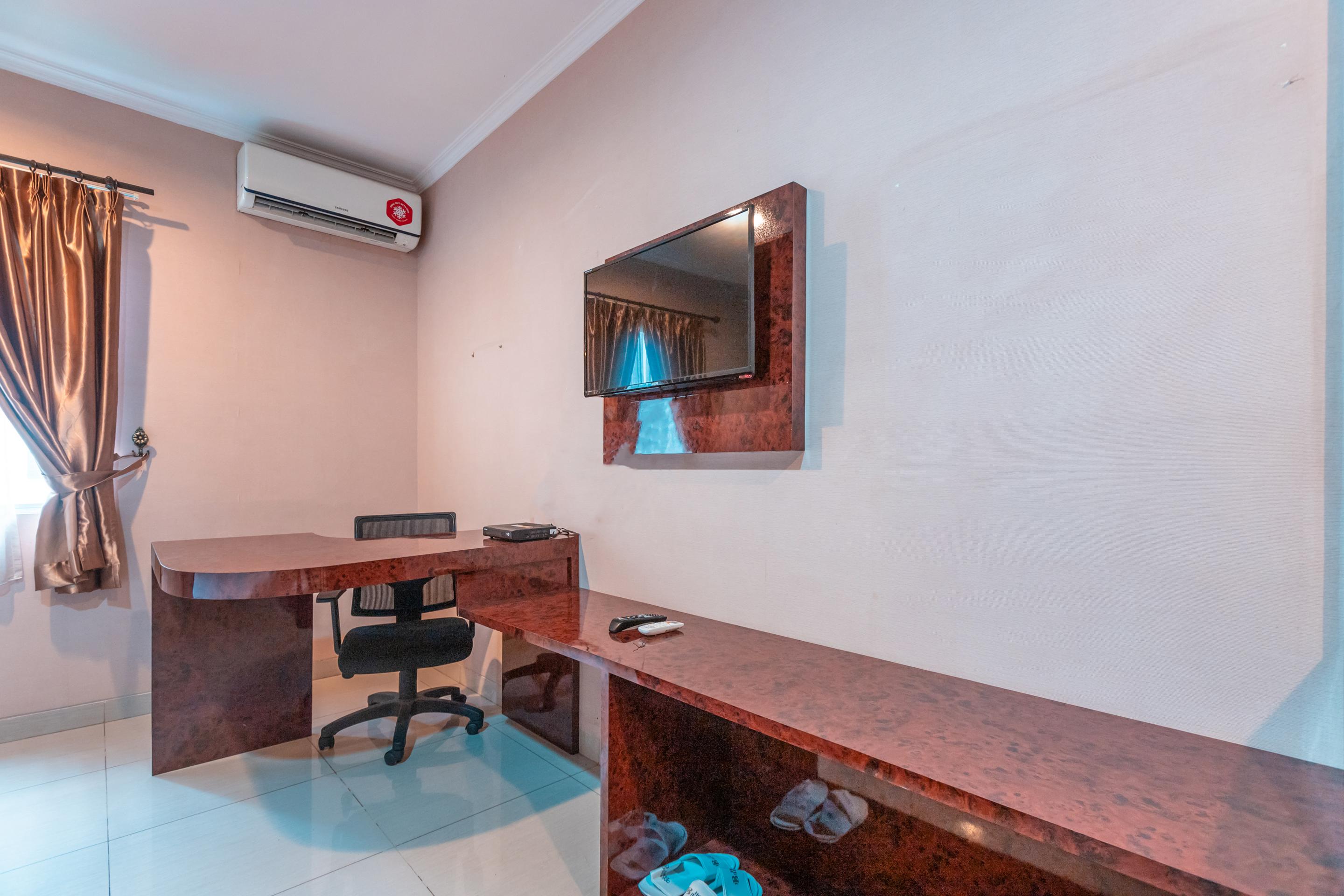 Vaccinated Staff - Oyo Flagship 2131 Hotel Binong Tangerang Exterior photo