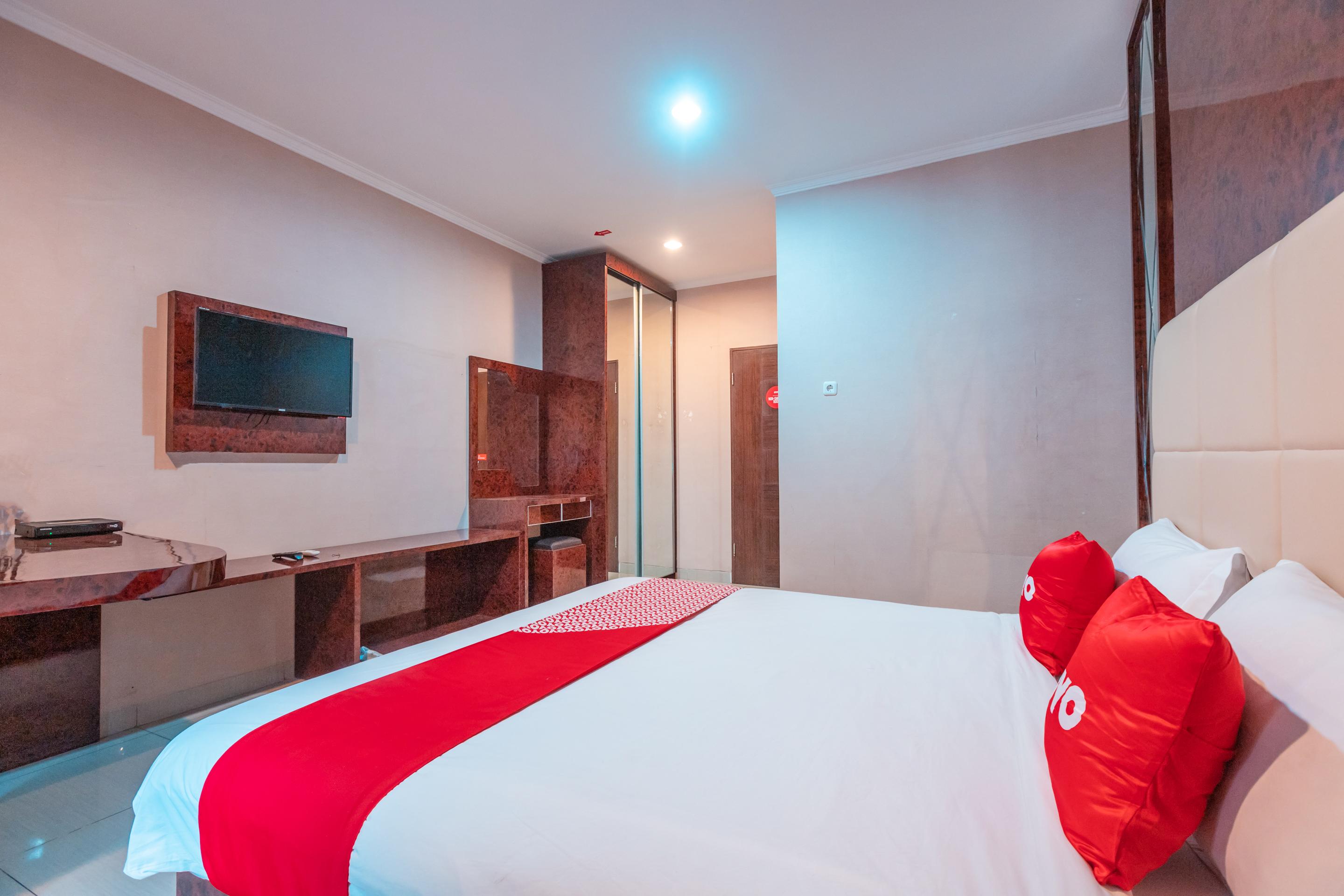 Vaccinated Staff - Oyo Flagship 2131 Hotel Binong Tangerang Exterior photo
