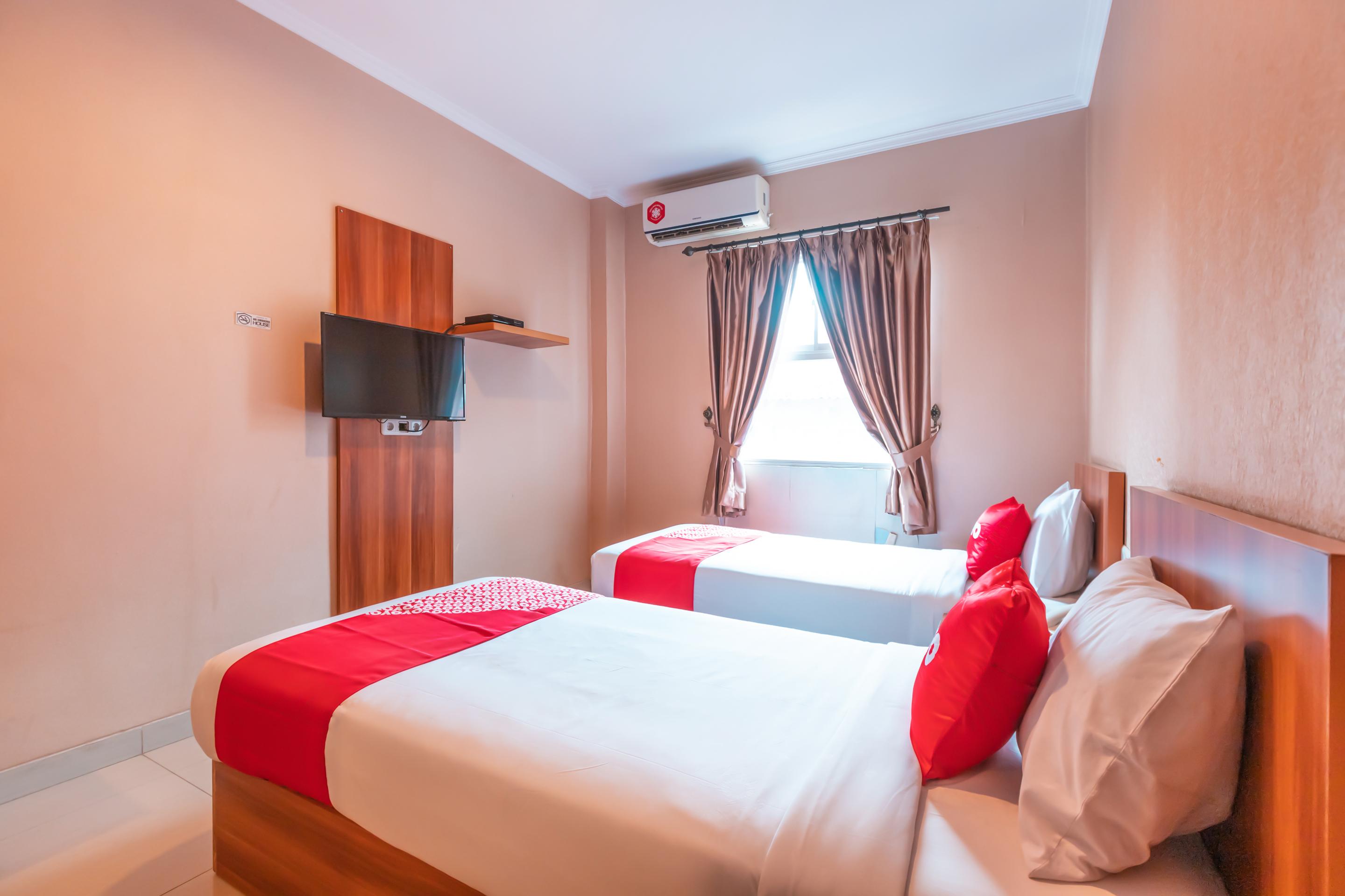 Vaccinated Staff - Oyo Flagship 2131 Hotel Binong Tangerang Exterior photo