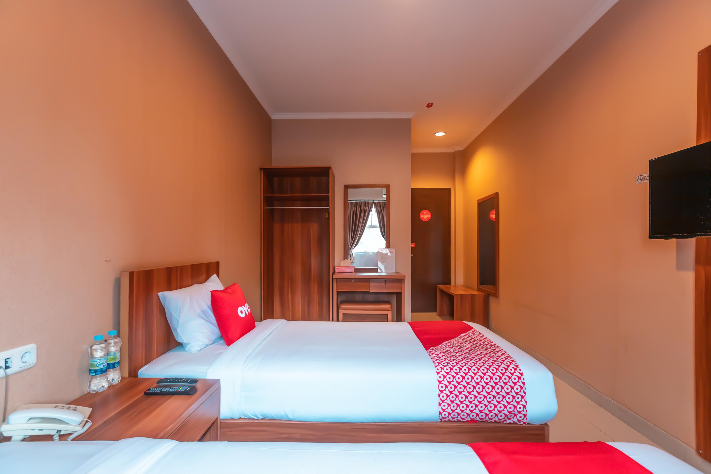 Vaccinated Staff - Oyo Flagship 2131 Hotel Binong Tangerang Exterior photo